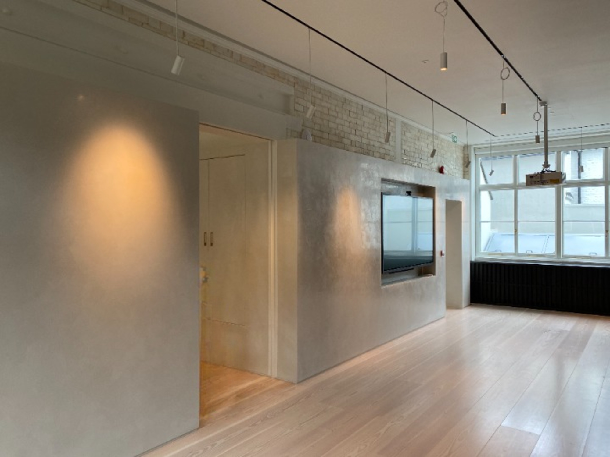 Polished plaster and wall finishing